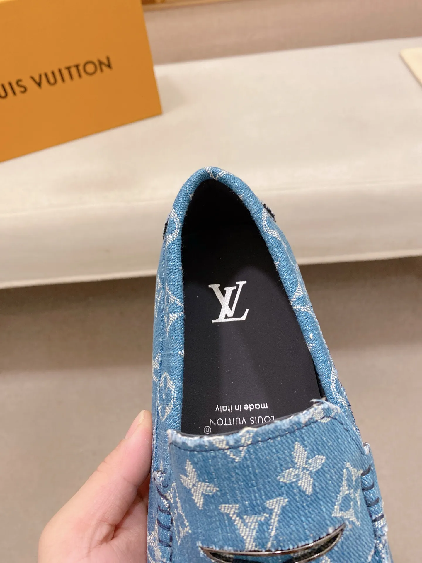 Factory price: 500💰High-end quality! LV 🆕🆕Exclusive hot-selling products in stock🔥🔥New products on the shelves, high-quality Ferragamo men's pea shoes, high-end casual driving shoes, with complete packaging! 💪 💪 Material: Imported official website one-to-one fabric 🐂 + Imported high-quality buffalo leather lining + wear-resistant outsole 👍🏻👍🏻 Features: High-end and comfortable, purely handmade 🚀 🚀 Create the perfect shoes that suit you best 🔥 🔥 Size: (38-44) 45 standard size can be customized!